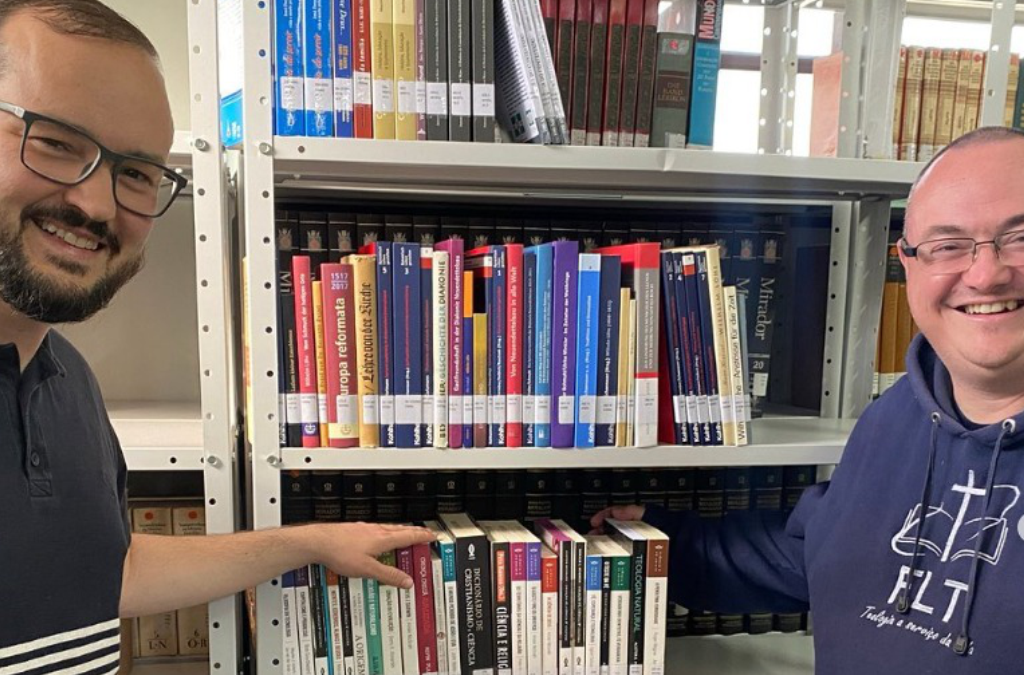 Acervo da Biblioteca da FLT recebe doações na área da Diaconia e da Fé e Religião